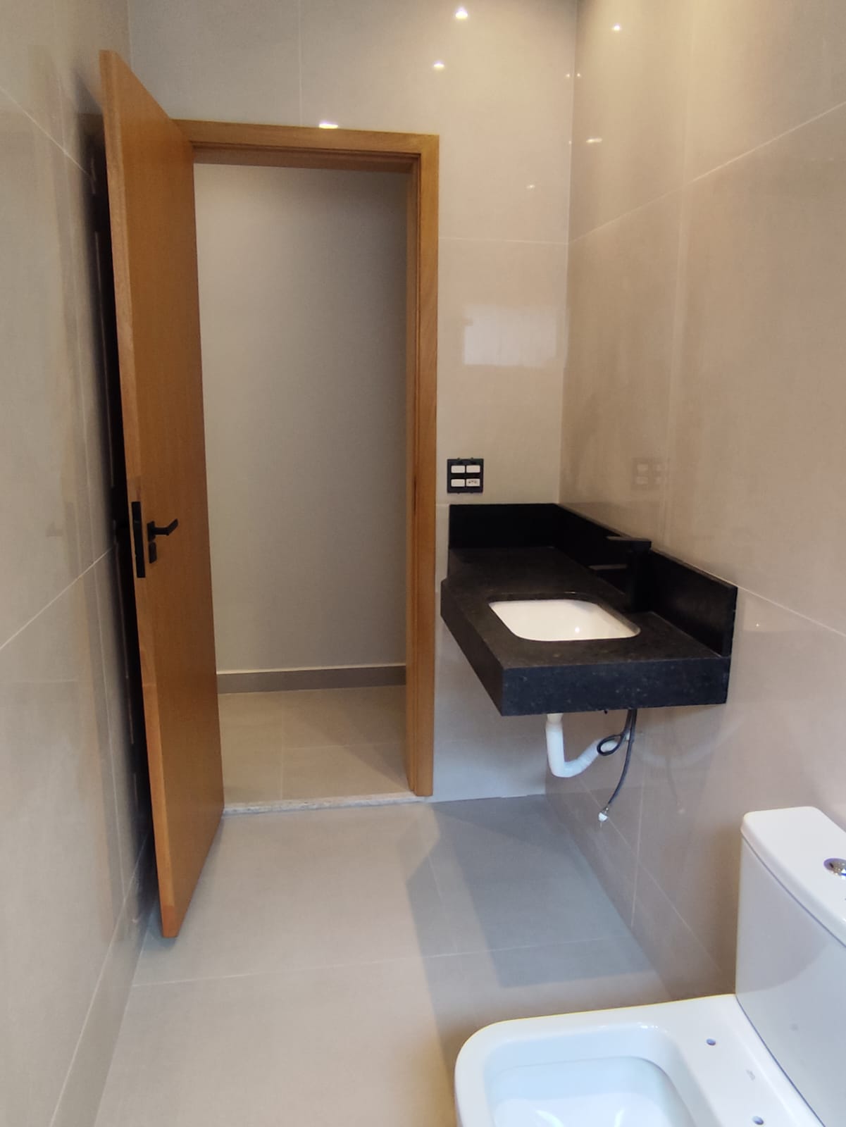 foto do anúncio Casa à venda no Jardim Chamonix, região Leste de Londrina/PR. Residência nova com 161m² de construção em terreno de 250m², pronta para morar!